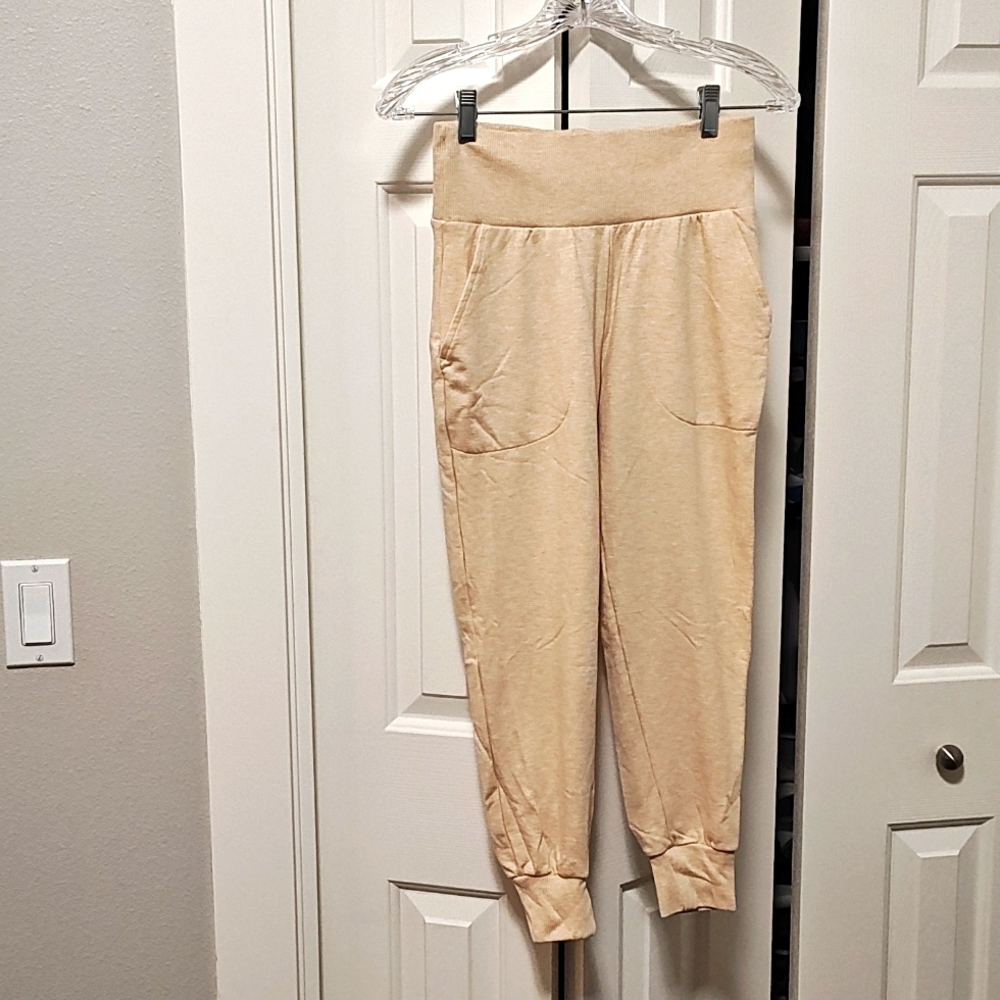 NWOT Nike yoga Capri size XS tan color